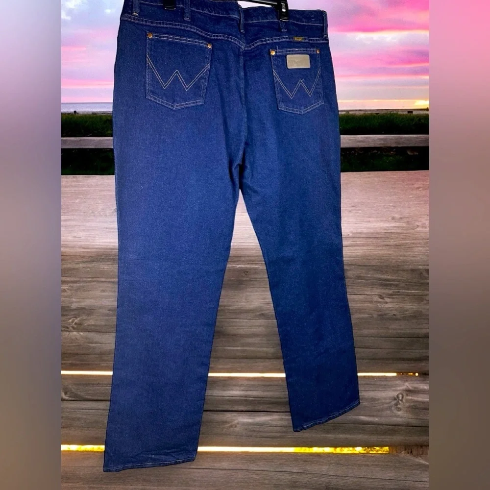 , wrangler, 42x32, 98% cotton, 2% spandex.